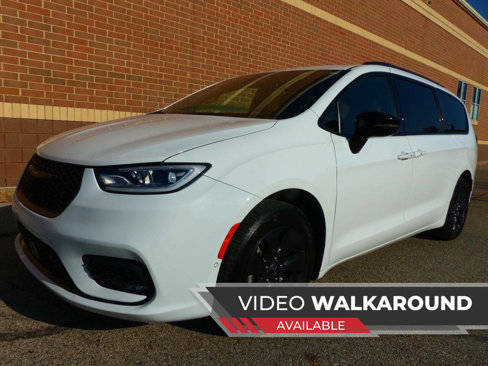 Used 2024 Chrysler Pacifica Touring-L w/ S Appearance Package image 2
