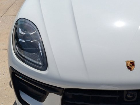 Certified 2024 Porsche Macan image 12