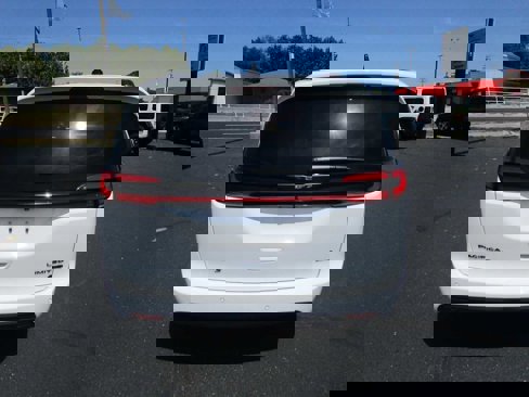 New 2026 Chrysler Pacifica Limited image 5