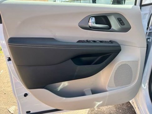 New 2024 Chrysler Pacifica Touring-L image 10