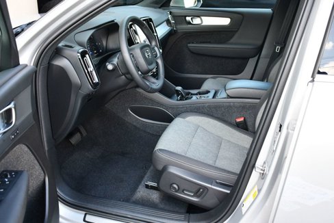 Used 2025 Volvo XC40 B5 Core image 42