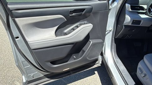 Used 2022 Toyota Highlander L image 23