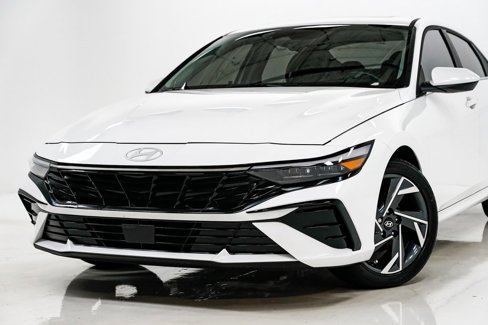 Used 2025 Hyundai Elantra SEL image 2
