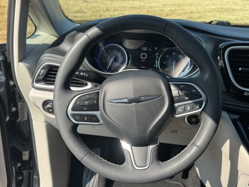 Used 2022 Chrysler Pacifica Touring-L image 13