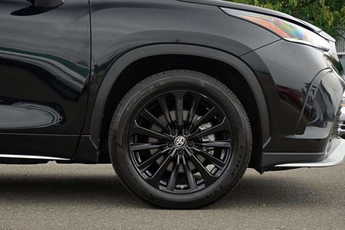 Used 2024 Toyota Highlander FWD image 9