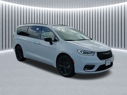 New 2026 Chrysler Pacifica Limited image 3