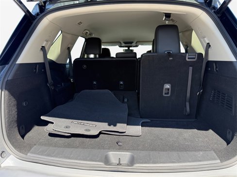 Used 2025 Nissan Pathfinder SL image 18