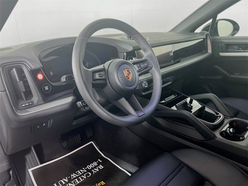 Used 2025 Porsche Cayenne Coupe image 4