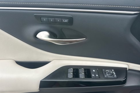 New 2025 Lexus ES 300h w/ Premium Package image 11