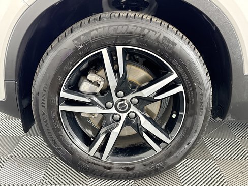 Used 2025 Volvo XC40 B5 Core image 37