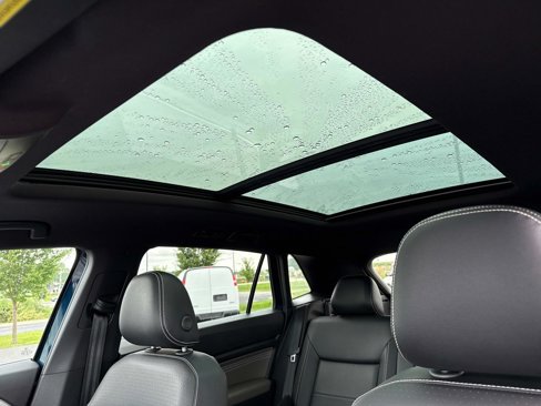 Used 2022 Volkswagen Atlas Cross Sport SE w/ Panoramic Sunroof Package image 3