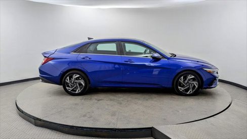 Used 2025 Hyundai Elantra Limited image 9