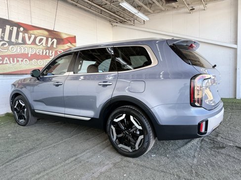 Used 2023 Kia Telluride EX w/ EX Captain's Chair Package image 8