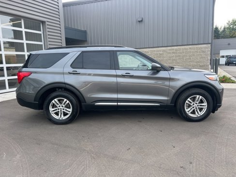 Used 2022 Ford Explorer XLT w/ Equipment Group 202A image 4