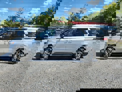 Used 2022 Kia Carnival LX image 2