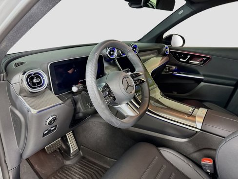Used 2025 Mercedes-Benz GLC 300 4MATIC image 9