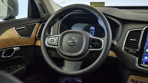 Certified 2025 Volvo XC90 B6 Plus image 13