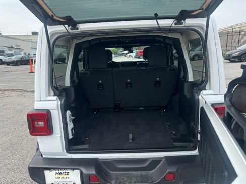 Used 2025 Jeep Wrangler Sahara image 30