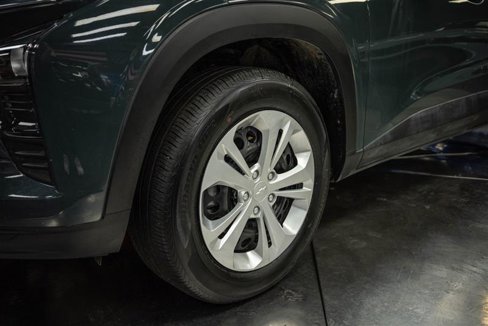 Used 2025 Chevrolet Trax LS image 4