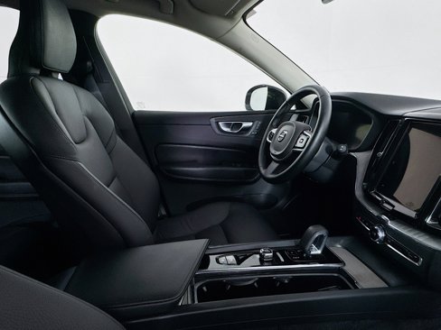 Used 2025 Volvo XC60 B5 Plus image 28