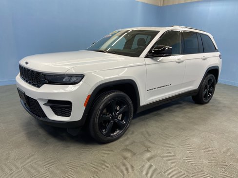 Used 2024 Jeep Grand Cherokee Altitude image 3