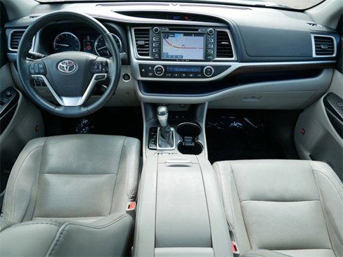 Used 2016 Toyota Highlander Limited Platinum image 12
