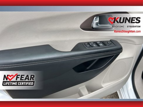 Used 2023 Chrysler Voyager LX image 19