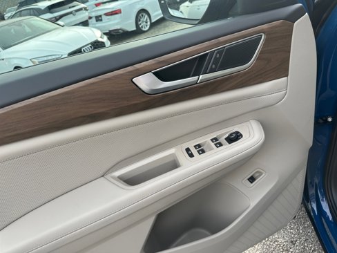 New 2025 Volkswagen Atlas SE image 32