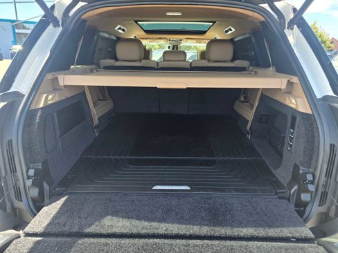 New 2025 Land Rover Range Rover Long Wheelbase SE image 17
