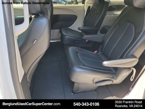 Used 2024 Chrysler Pacifica Touring-L image 7
