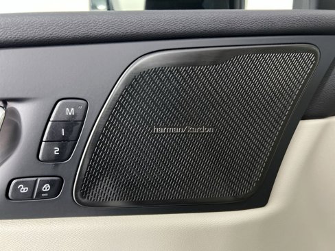 New 2026 Volvo XC60 T8 Ultra w/ Protection Package Premier image 11
