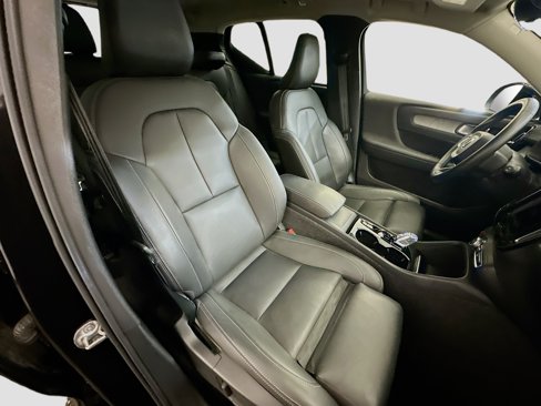 Used 2025 Volvo XC40 B5 Plus image 34