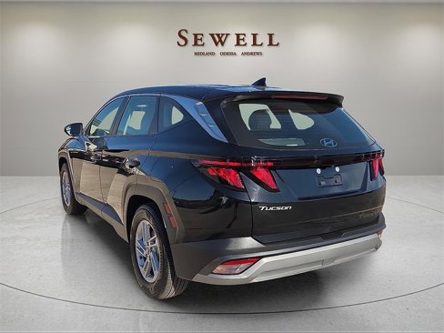 Used 2025 Hyundai Tucson SE image 3