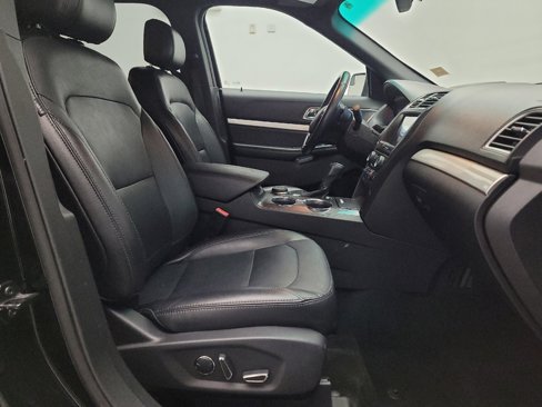 Used 2017 Ford Explorer XLT w/ Equipment Group 202A image 21