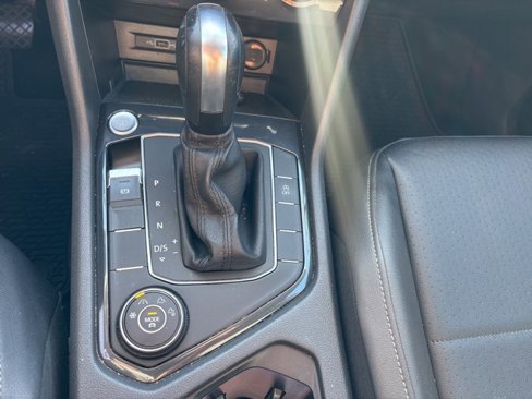 Used 2020 Volkswagen Tiguan SE w/ Panoramic Sunroof Package image 19