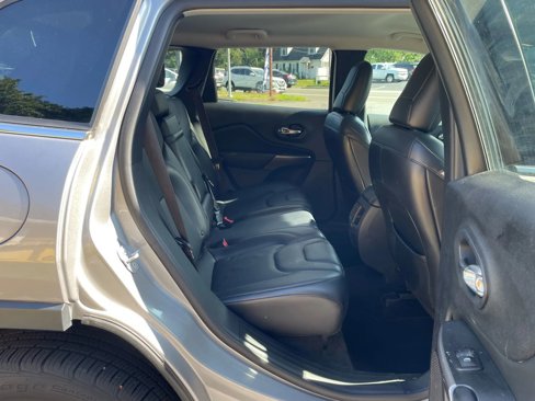 Used 2019 Jeep Cherokee Limited image 34