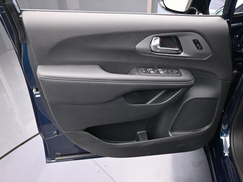 New 2025 Chrysler Pacifica Select image 12