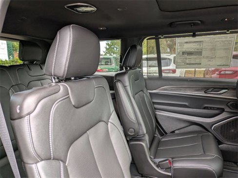 New 2025 Jeep Grand Cherokee L Limited w/ Luxury Tech Group II image 31