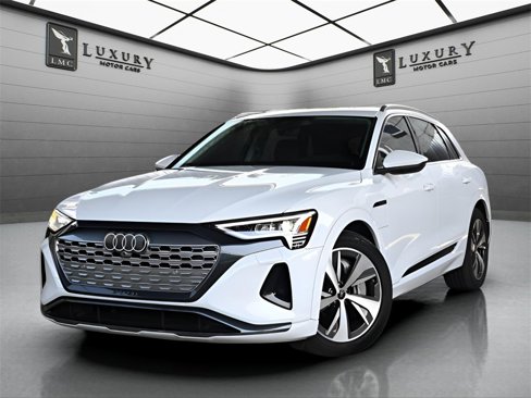 Used 2024 Audi Q8 e-tron Premium image 3