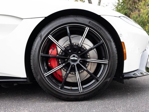 Used 2021 Aston Martin V8 Vantage Coupe image 39