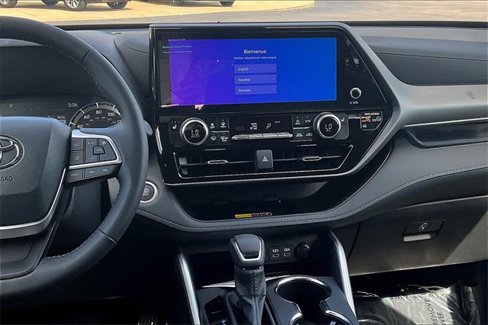 Used 2025 Toyota Highlander XLE image 6