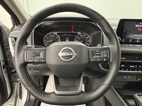 Used 2025 Nissan Rogue SV image 17