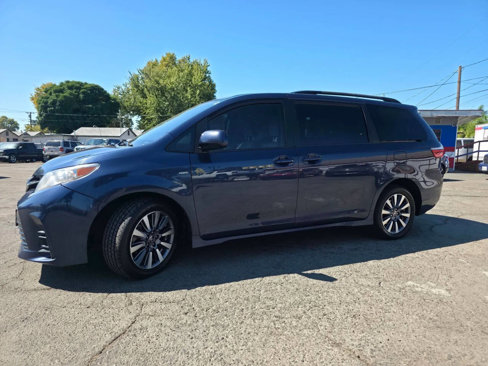 Used 2020 Toyota Sienna LE image 2