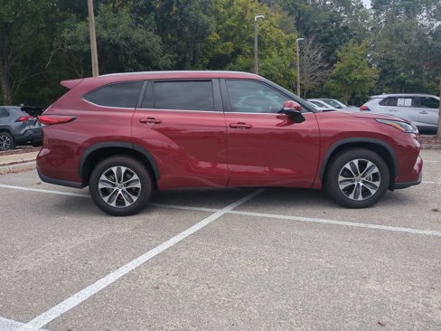 Used 2023 Toyota Highlander XLE image 4
