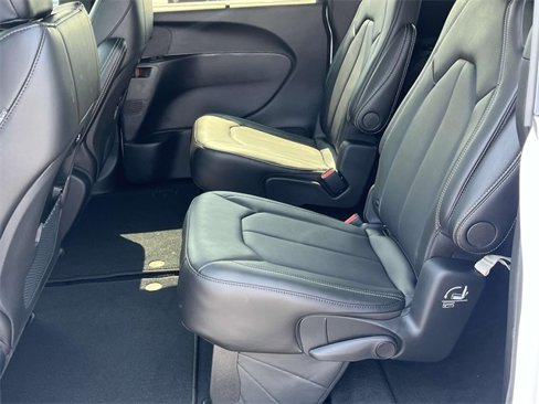 New 2025 Chrysler Pacifica Select image 12