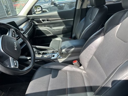 Used 2023 Kia Telluride LX image 4