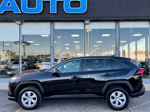 Used 2024 Toyota RAV4 LE image 2