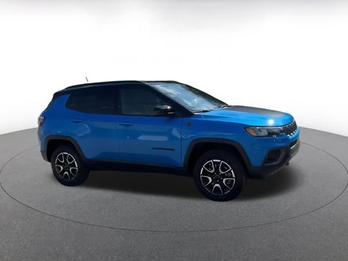 Used 2025 Jeep Compass Trailhawk image 2