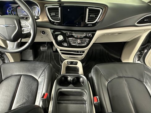 Used 2017 Chrysler Pacifica Premium image 41