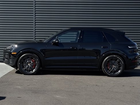 New 2026 Porsche Cayenne GTS image 2
